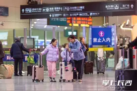 长沙火车南站进入“通宵模式”图片