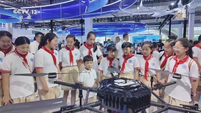 焦点访谈丨用脑波踢足球 VR体验消防救援 科普原来可以如此有趣