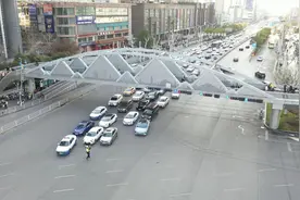一个信号灯多放20辆车，高峰时段手动联控 “难过”中南路口不难过图片