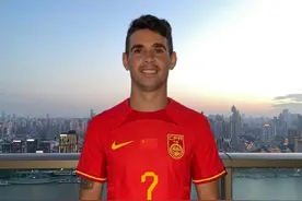 你要能上该多好！奥斯卡穿武磊球衣为国足加油：今晚一起为中国队呐喊图片