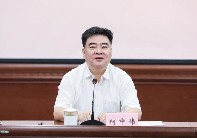何中伟主持召开“民生面对面”活动