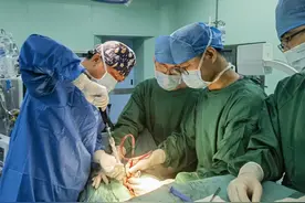 健康小站丨女子骑车路上遭遇追尾，腰椎爆裂性骨折，医生紧急接骨图片