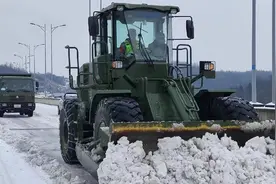 湖北宜昌：大面积积雪 不怕！武警来啦！