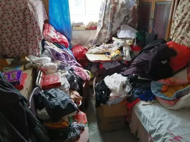 家里清出30吨！男子崩溃