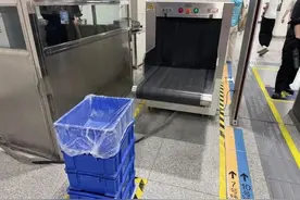 “小薄膜”彰显“大服务”！北京地铁安检上新→图片