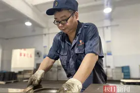 一天搬运近万斤火车轴承：“桑拿房”内，他们不惧高温“烤”验图片