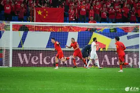 组图|青岛，福地！中国男足2-1击败印度尼西亚队 青春足球场洒满最美“中国红”图片
