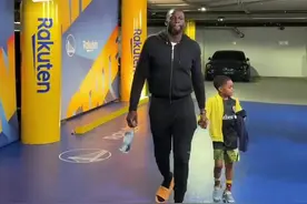 勇士众将入场穿搭：库里一袭黑衣再现歪头杀 追梦牵儿子显父爱图片