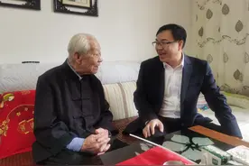 国庆慰问暖人心 情系军休百岁兵图片