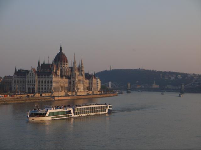 多瑙河畔，在布达静听城市的岁月回声