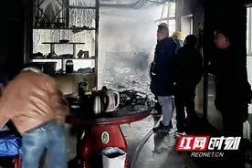 桃江一居民楼突发火灾 民警消防冲入火场救出被困人员图片
