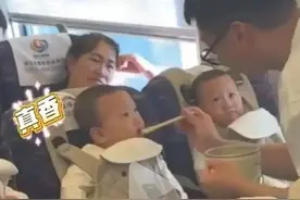 萌娃“挂式”坐高铁成网红，网友：这票怎么买？图片