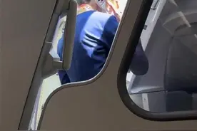 旅客拒开手机飞行模式，会导致拒载或返航吗？业内人士：若引发“机闹”则可能图片