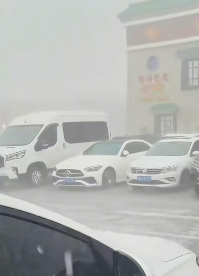 甘肃夏河县遭遇冰雹袭击