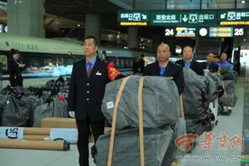 日均1600件快递 从西安搭乘高铁发往全国各地图片