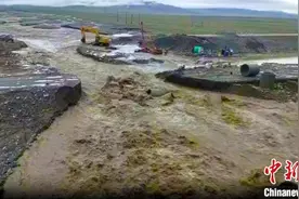 新疆和静：国道218线一路段因洪水冲毁路面致交通中断图片