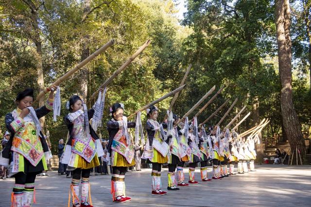 暖冬寻趣!贵州从江岜沙景区阳光相伴,民俗盛宴引