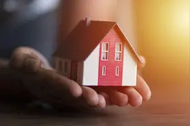 别墅收房时才发现紧挨着配电箱，业主要求挪走为何被法院驳回？图片