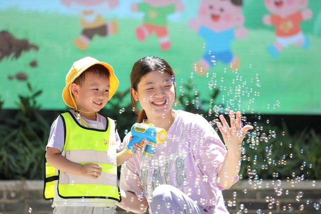 护理、启蒙、营养配餐……“带娃”也有专业标准 不再只是看孩子