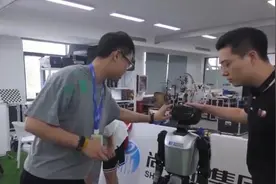 机器人新知：AI驱动、自主比赛 机器人如何踢足球？图片