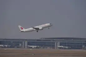 新年首个工作日，东方航空第四架C919大型客机入列图片