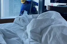 女子入住上海一酒店44楼，醒来发现窗外有“蜘蛛人”擦玻璃，惊恐躲被子里喊尴尬。酒店回应：玻璃是单向防窥的图片