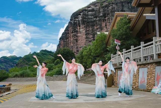 一脚踢出神仙舞！龙虎山限定「白+黑」仙侠奇旅，竹筏观演、赣超联票福利全放送！