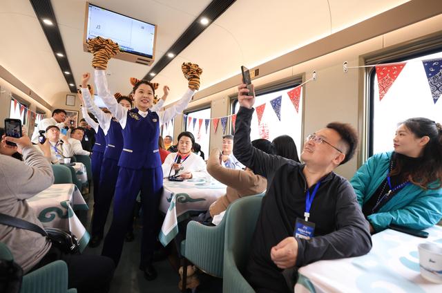 黑龙江开行今冬首趟冰雪旅游列车#