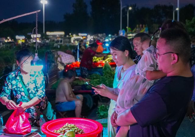 光山：天赐桥下开“夜宴” 人间烟火奏欢歌