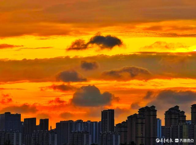 暴雨过后，夕阳绘就绝美画卷