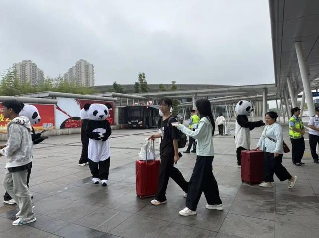 【青春志愿·爱在旅途】迎国庆看熊猫萌宝 品凉糕享双河团圆