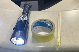 物品滑落车厢缝隙不要急，列车工作人员来帮你图片