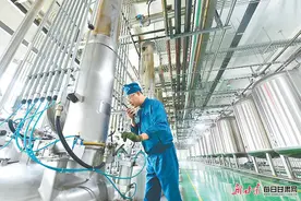 【图片新闻】工人在兰州佛慈制药股份有限公司中药提取自动化车间工作图片