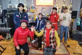 当萨克斯遇上青春：5名高中生和3名六旬老人组了个乐队，叫“枯荷向阳”图片