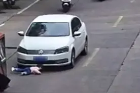 3岁女孩被卷入车底，路人合力徒手抬车救援图片