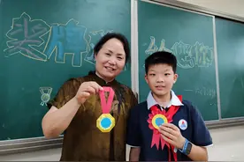 特殊的礼物 今天学生给老师颁奖牌图片