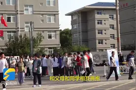 2025高考收官｜滨州考场外鲜花寄愿 考生怀梦开启新程图片