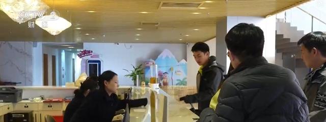 “夜滑”“景+滑”“剧+滑”跨界融合 “一站式”冰雪体验点燃冰雪消费热引擎