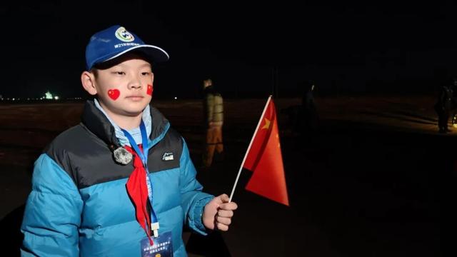 神舟二十一号成功发射 北京交通⼤学附属⼩学师生现场观礼