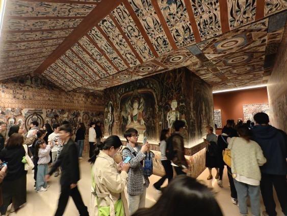 打卡莫高窟牌坊、看洞窟壁画…“何以敦煌·念念回响”公益展首个周末观众过万