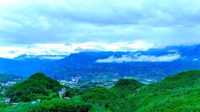 巴东水布垭：雨润雾笼入画屏