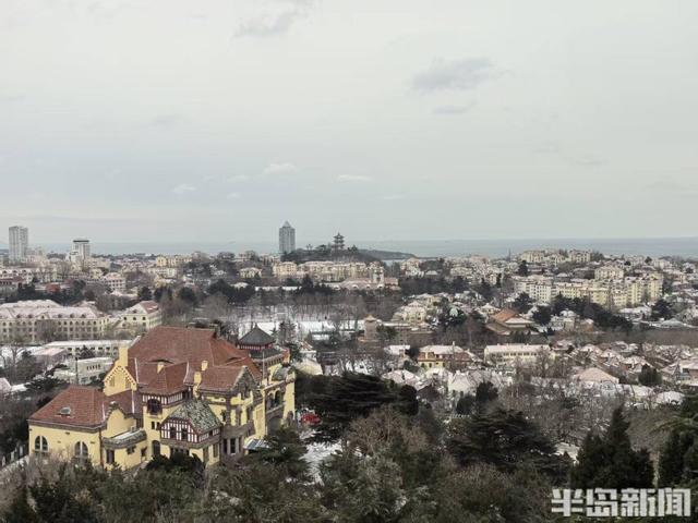 红瓦绿树，白雪皑皑