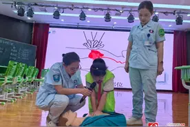 小记者变身“小小急救员”图片