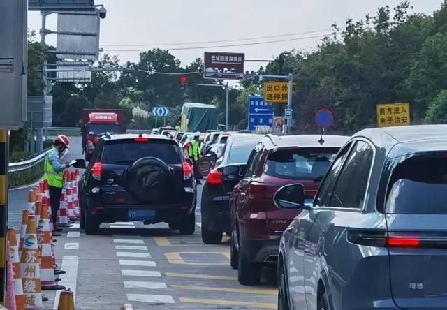 沪牌大军集体出动！这里堵车堵到猪肝红！出门导航1个半小时，实际开车4小时