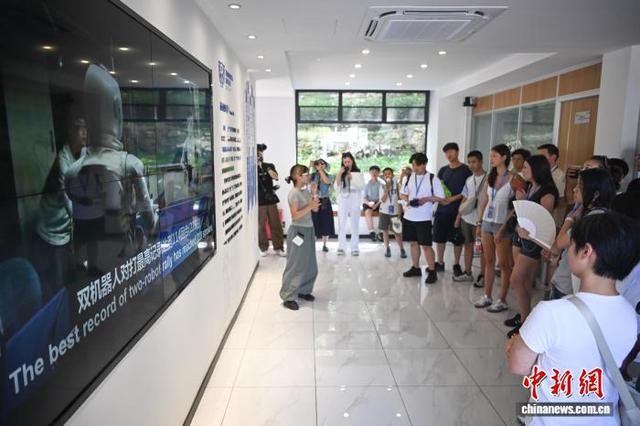 欧洲华裔参访浙江大学 感受中国科技发展