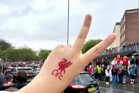 利物浦英超夺冠游行发生汽车冲撞人群事件 中国球迷：我们与危险擦身而过｜封面深镜图片