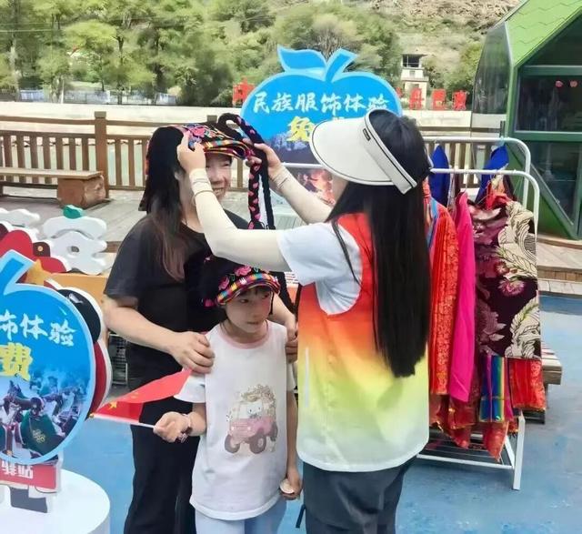 您的诗与远方，他们都始终在场——致敬国庆里的阿坝守护色