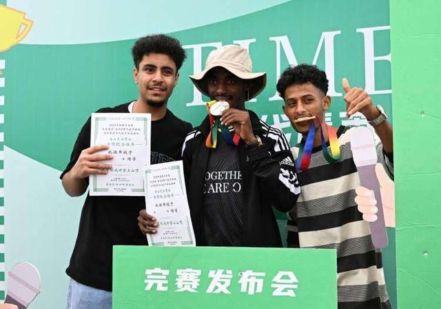 组队爬南山！多国留学生用脚步解锁别样重庆