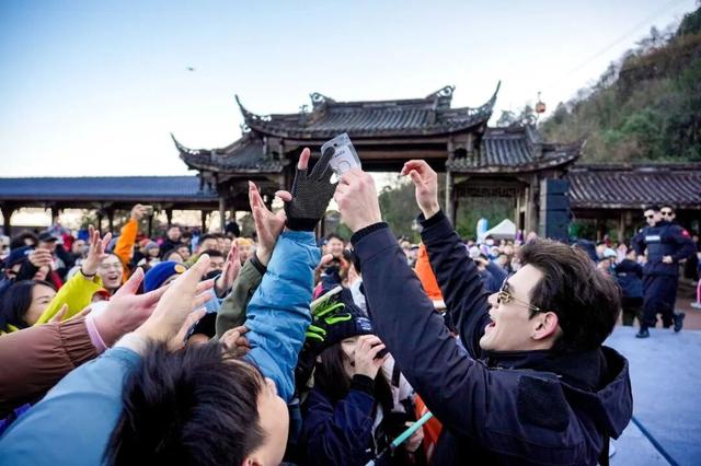 真的太会了！瓦屋山元旦放大招！【幻雪奇缘】NPC巡游高能来袭！