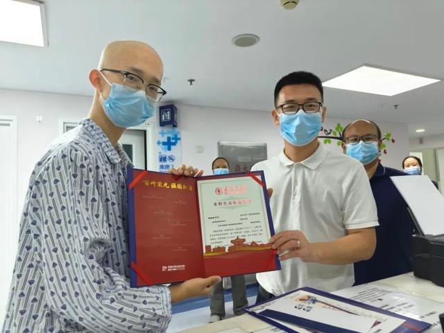 患白血病少年在病房收到录取通知书